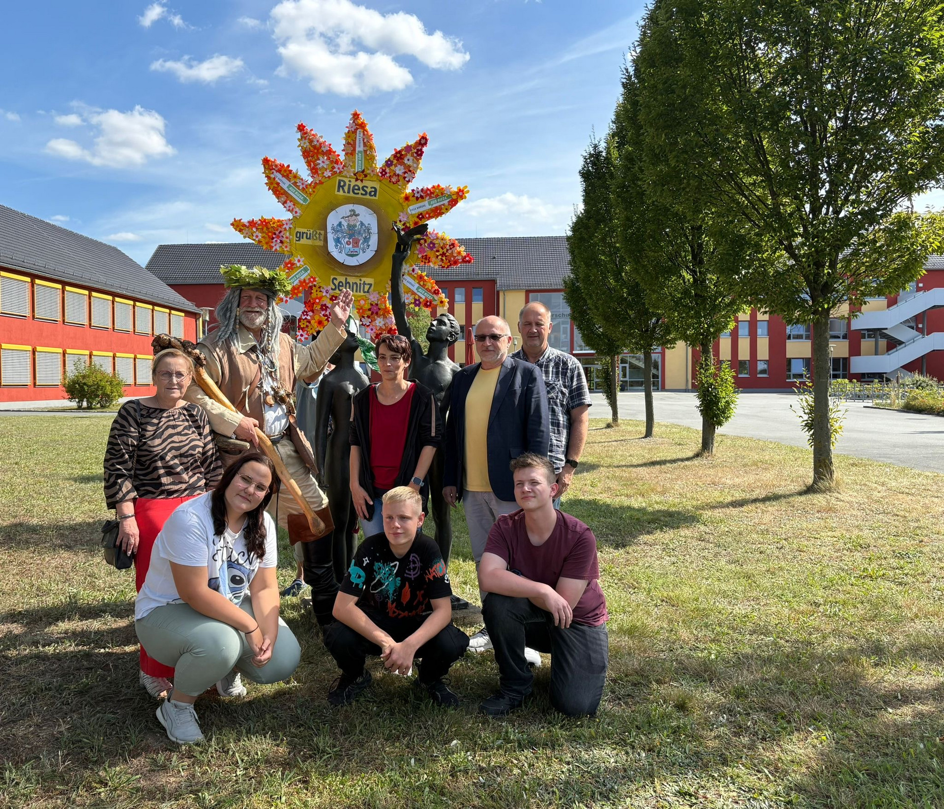 Riesaer Riese erhält die Blume für die Stadt Riesa zum Tag der Sachsen in Sebnitz
