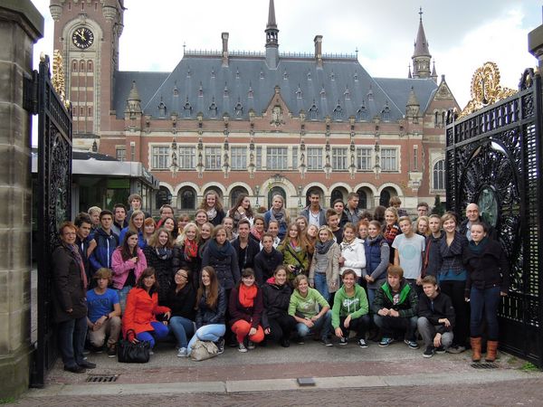 die niederländisch- deutsche Gruppe vor dem Friedenspalst in Den Haag