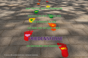 Die „Friedensfüße“ auf dem Schulhof unterstützen Kinder dabei, Konflikte Schritt für Schritt friedlich zu lösen.  Jeder farbige Fuß steht für einen Gesprächsschritt: beschreiben, Gefühle ausdrücken, Wünsche formulieren, Lösungsvorschläge finden und gemeinsame Vereinbarungen treffen.  Das Bild zeigt die gestalteten Bodenmarkierungen auf dem Schulhof der 144. Grundschule Dresden.