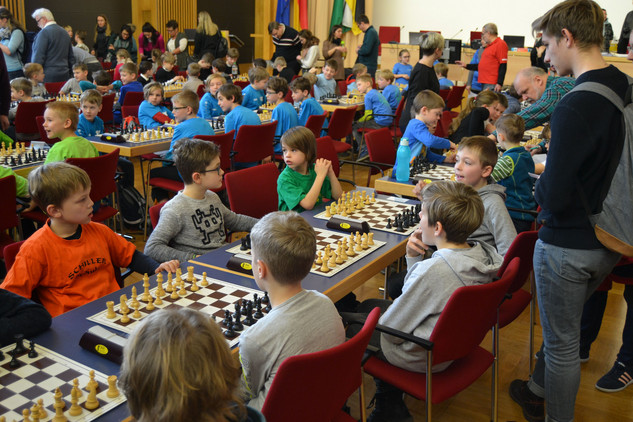 Kinder, die Schach spielen