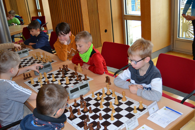 Kinder, die Schach spielen
