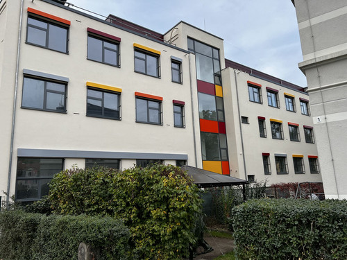 Rückseite des Schulgebäudes von der Hainsnberger Straße aus fotografiert.