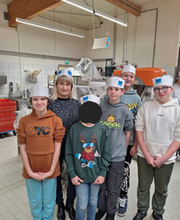 Das Bild zeigt die Kinder der Mittelstufe 3 gemeinsam mit der Lehrerin in einer Bäckerei