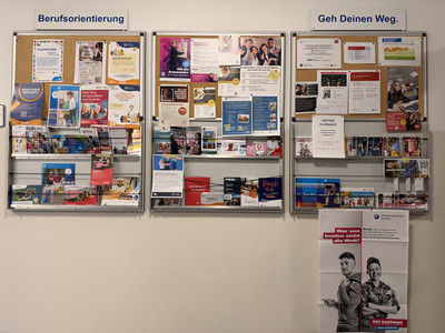 Foto unserer Wand der Berufsorientierung (BO-Wand). Hier findet man immer die aktuellsten Informationen zu Berufsfeldern, Terminen und Ansprechpartnern, Messen etc.