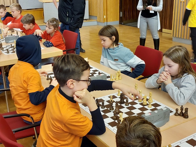 Kinder, die Schach spielen