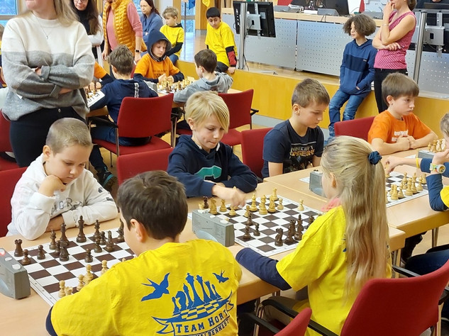 Kinder, die Schach spielen