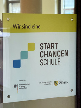 Schild „Startchancen“ am Haupteingang der Schule.