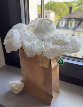 Von Schülerinnen und Schülern gebastelte weiße Rosen