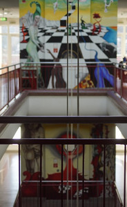 Foto, Lichthof im Schulgebäude