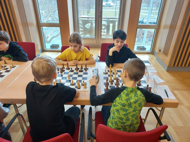 4 kinder, die Schach spielen