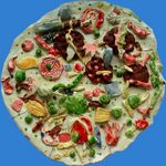 Pizza  die gemeinsam mit vielen Teilnehmern eines Kinderworkshops dieses Jahr entstanden ist