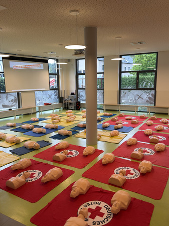 Reanimationspuppen auf dem Boden der Aula. Unsere Übungsobjekte für die Wiederbelebung.