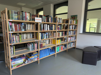 Foto unserer Lernwerkstatt mit Bücherregalen und Medien