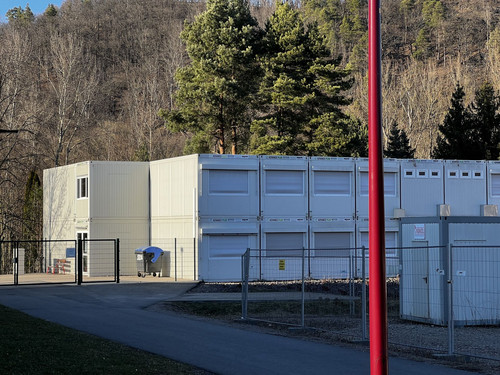 Containerbau hinter der Grundschule. Auslagerungsstandort während der Sanierung.