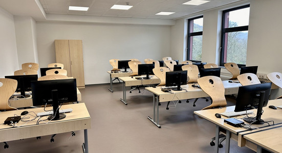 Blick auf das Computerkabinett von vorn nach hinten.