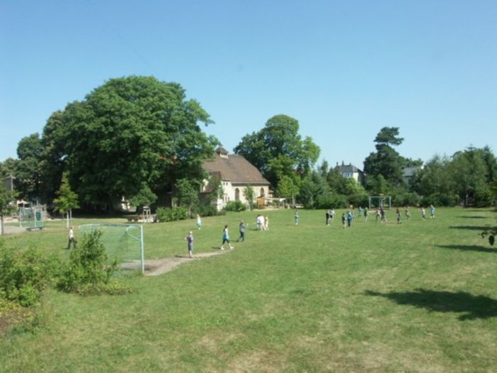Großer Fussballplatz im Freigelände Großer Fussballplatz im Freigelände