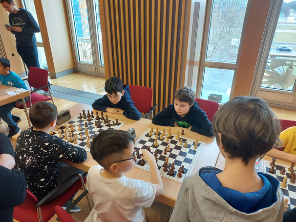Kinder, die Schach spielen