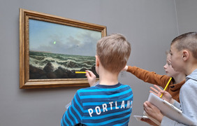 Schüler der 4. Klasse in Betrachtung eines romantischen Gemäldes von C.D. Friedrich