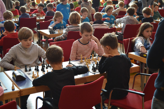Kinder, die Schach spielen