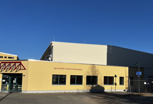 Blick vom Schulhof auf die angrenzende Sporthalle in Hainsberg