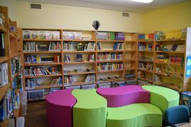Die Schulbibliothek hält viele Bücher aus den unterschiedlichsten Bereichen bereit.