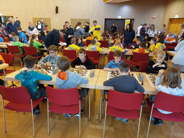 Kinder, die Schach spielen