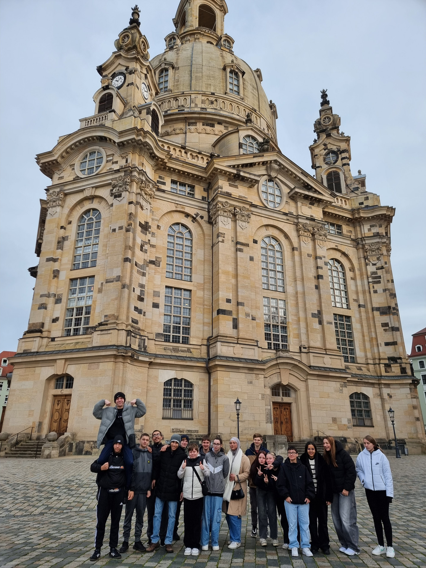 Schülergruppe vor der Frauenkirche in Dresden