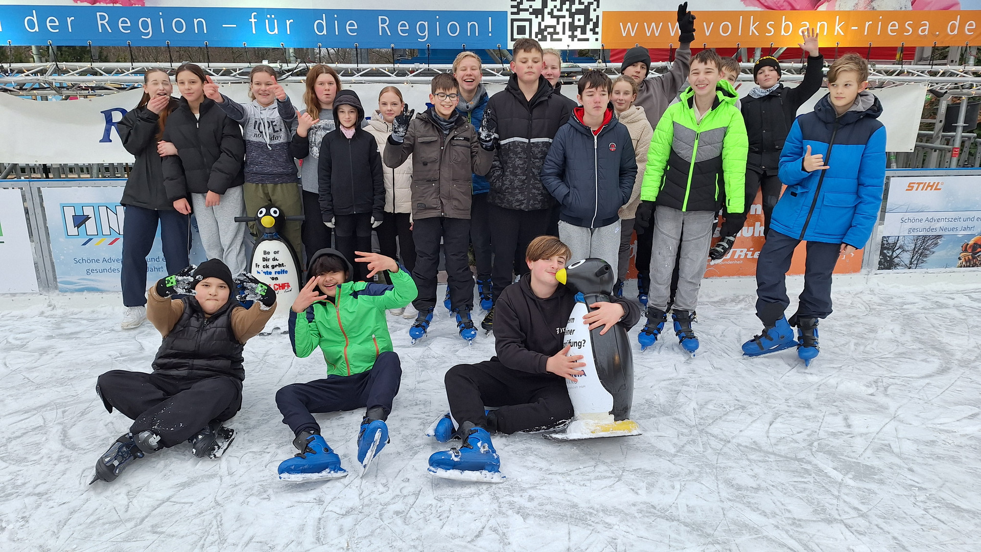 Schüler zum Gruppenbild auf der Eisfläche aufgestellt