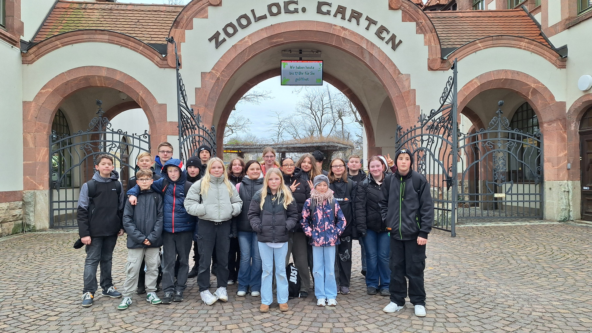 Schüler vor dem Haupteingang des Zoologischen Gartens in Leipzig