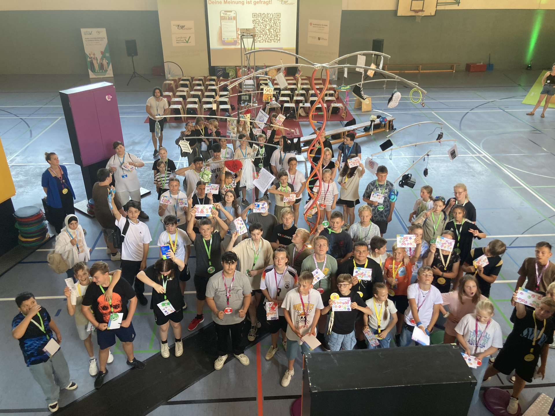 Gruppenbild der Schüler von oben in der Veranstaltungshalle.