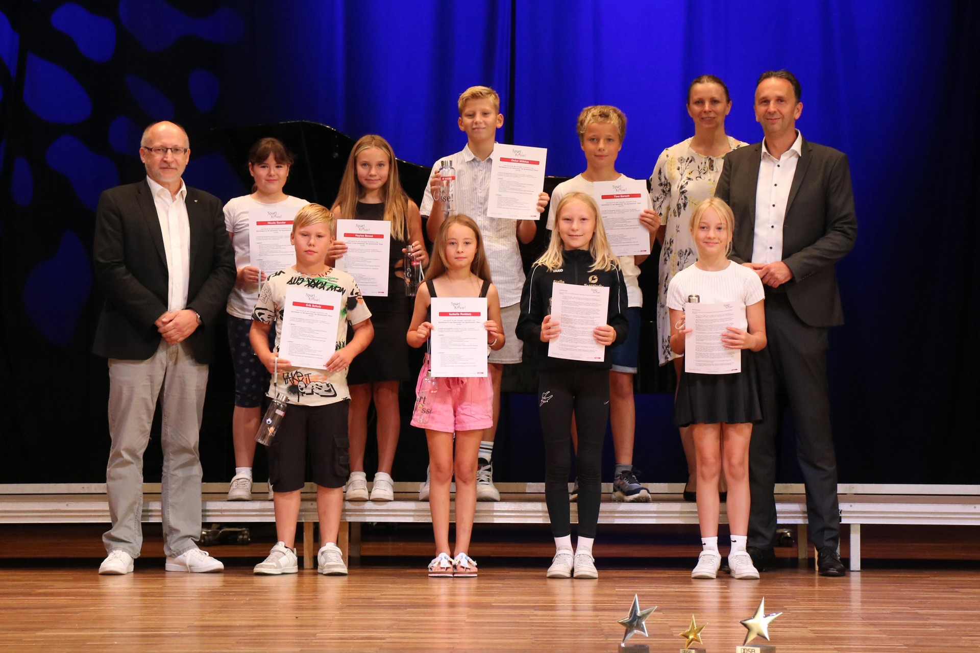 Gruppenbild der Sportschüler mit ihren Urkunden