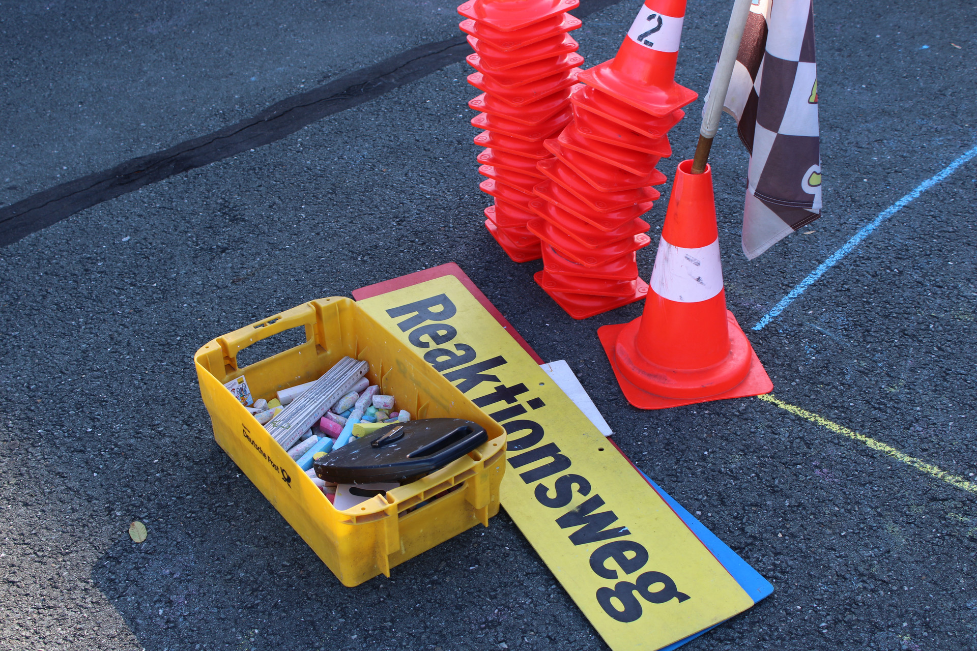 Materialien zur Verkehrserziehung wie zum Beispiel Verkehrskegel.