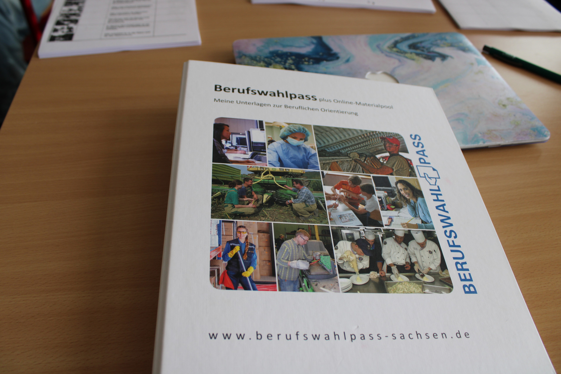 Ein Berufswahlpassordner liegt auf dem Tisch.