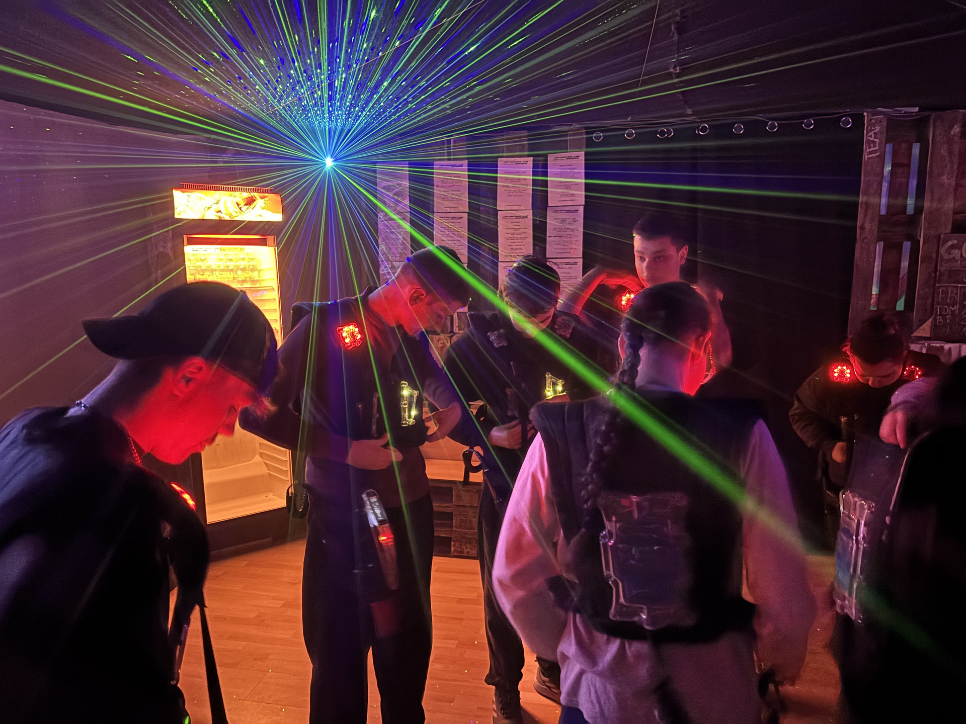 Schüler in der Laser-Lichtatmosphäre