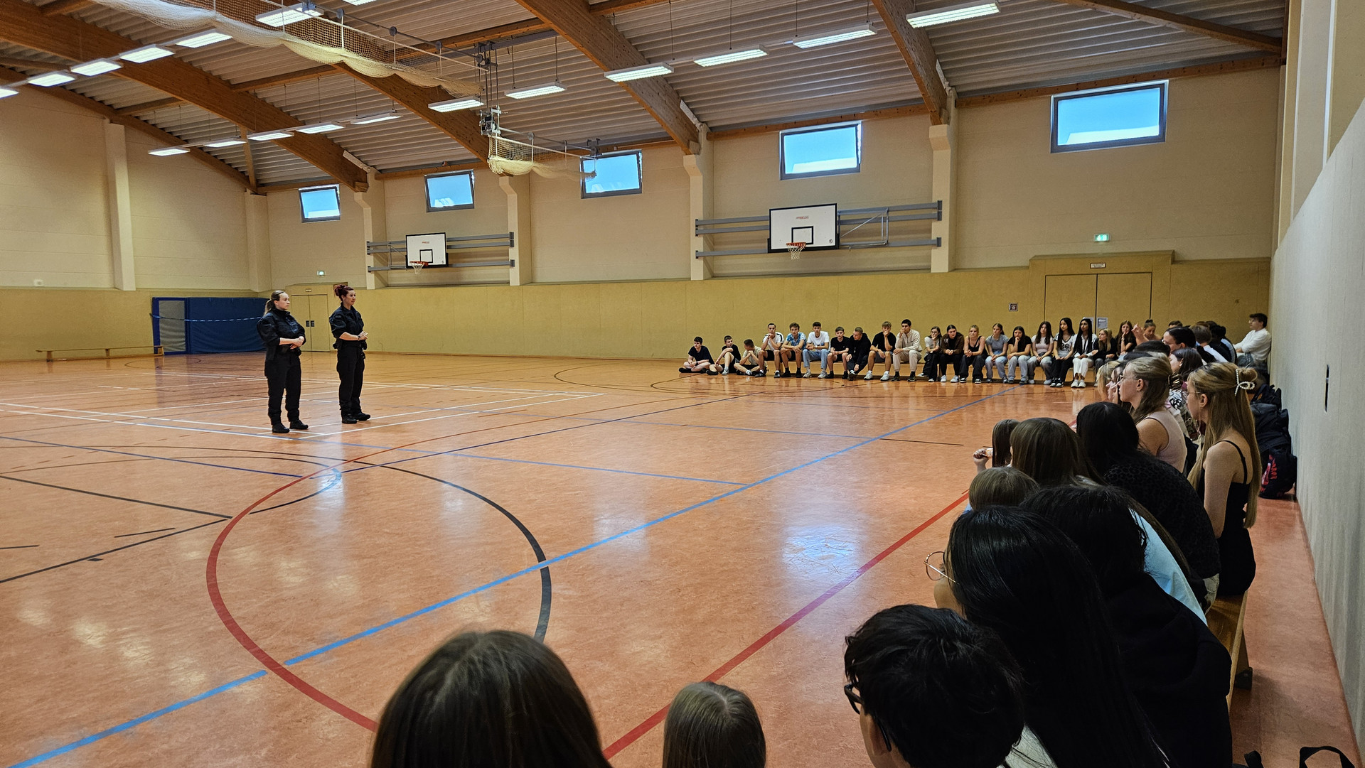Schüler hören den Hinweisen der Polizeibeamten aufmerksam zu.