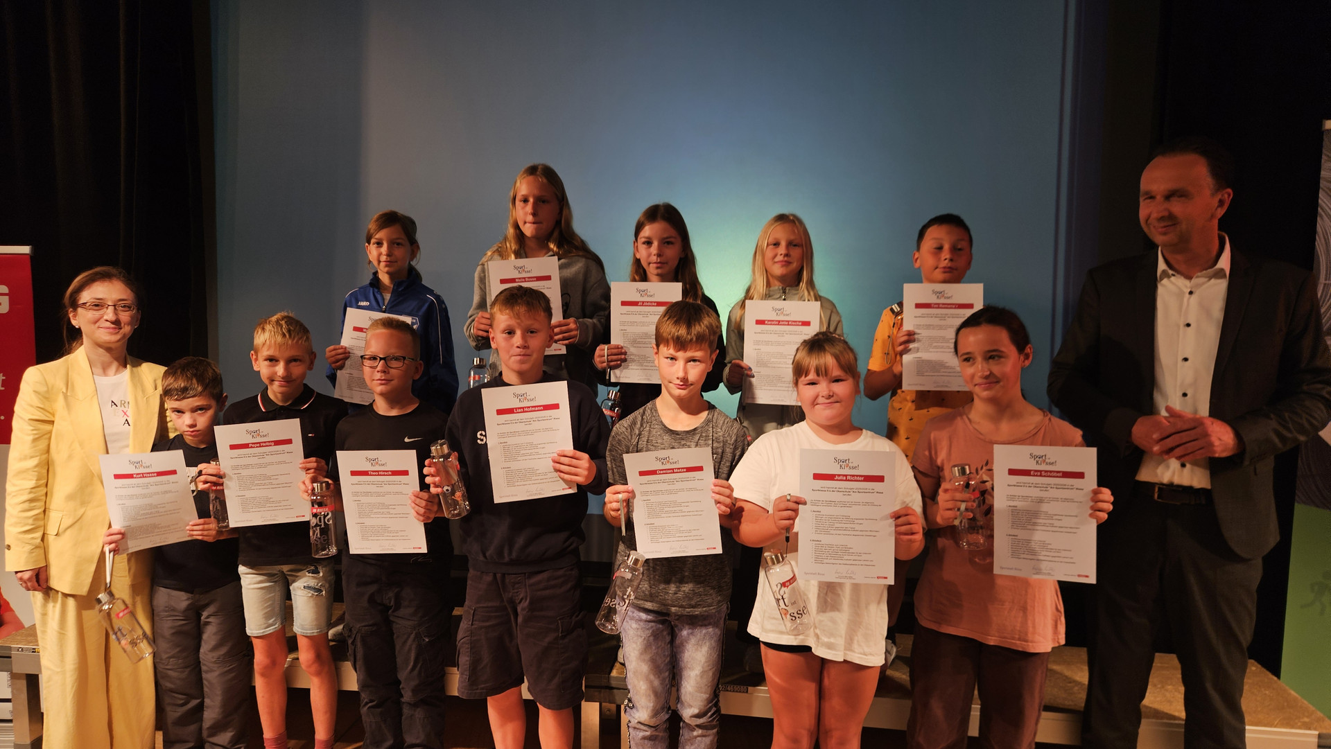 Gruppenbild der Sportler mit der Klassenleiterin und dem OB Herrn Müller