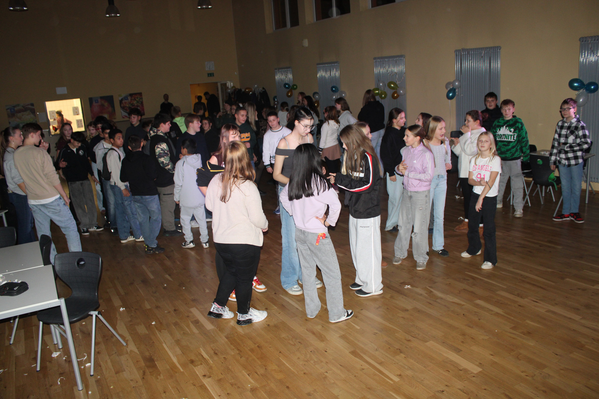 Schüler der Schule warten auf der Tanzfläche auf den Beginn der Schülerdisco