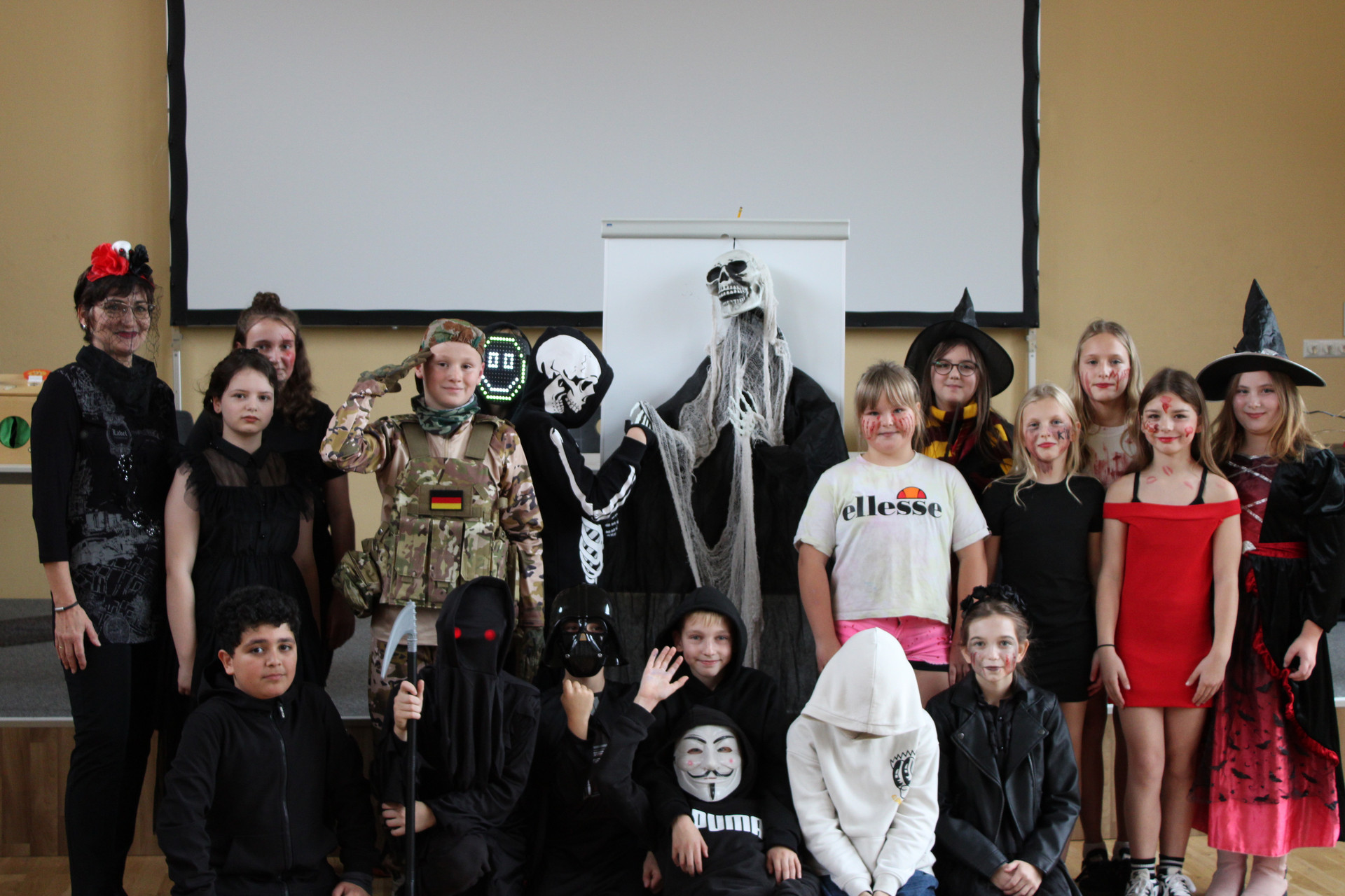 Alle verkleideten Schüler stehen auf der Bühne zum Gruppenbild bereit
