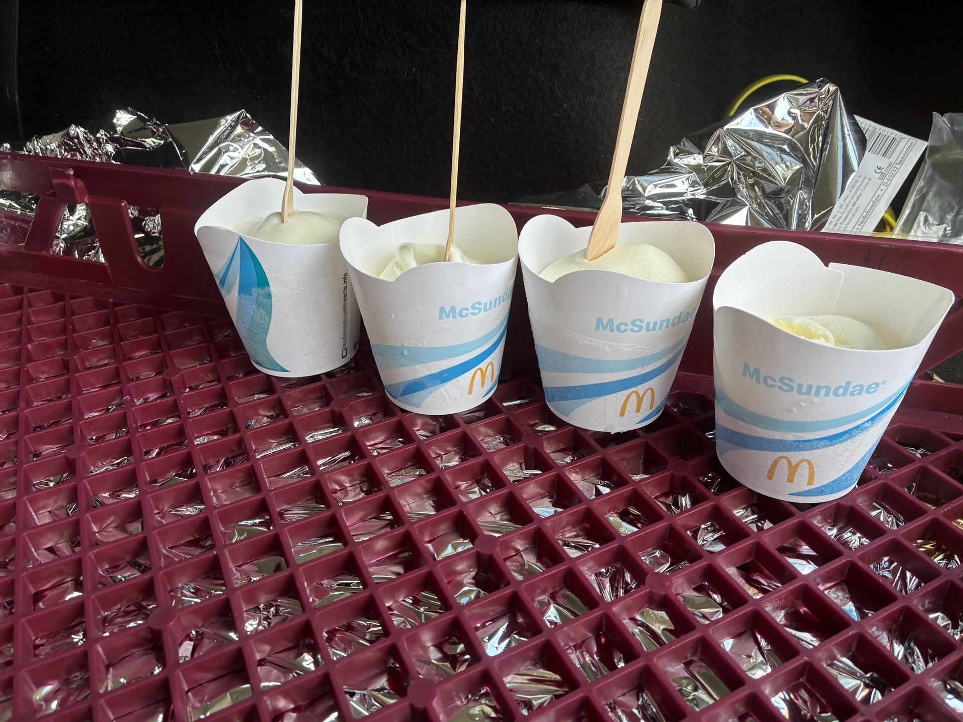 Eisbecher in Reihe auf einer Unterlage