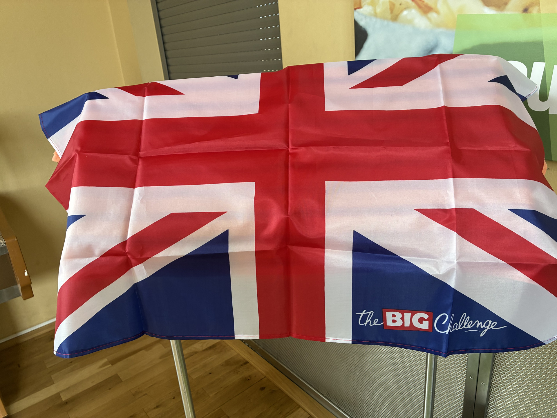 Union-Jack auf dem Tisch ausgebreitet