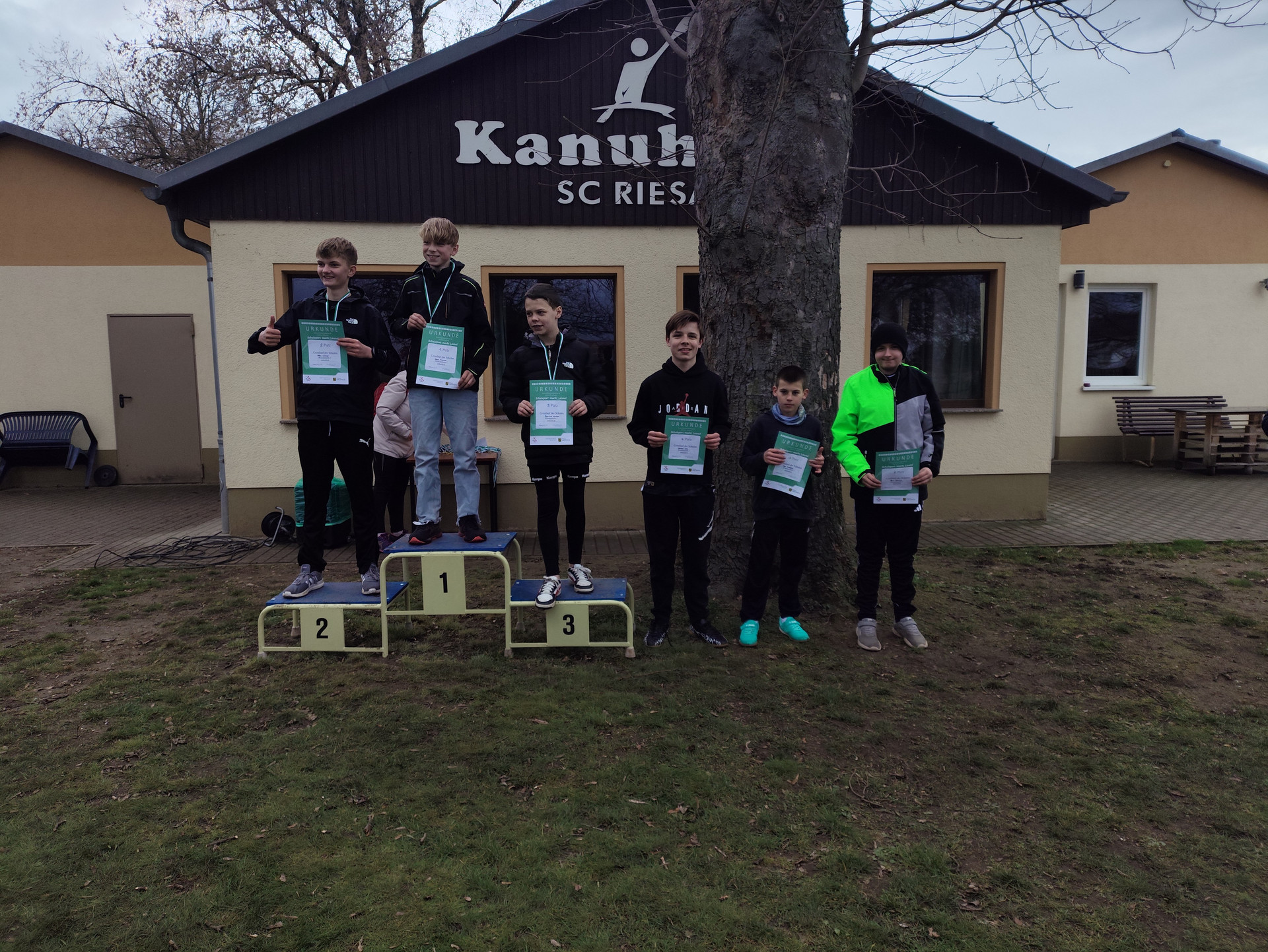 Die jüngsten Teilnehmer betreten das Siegerpodest