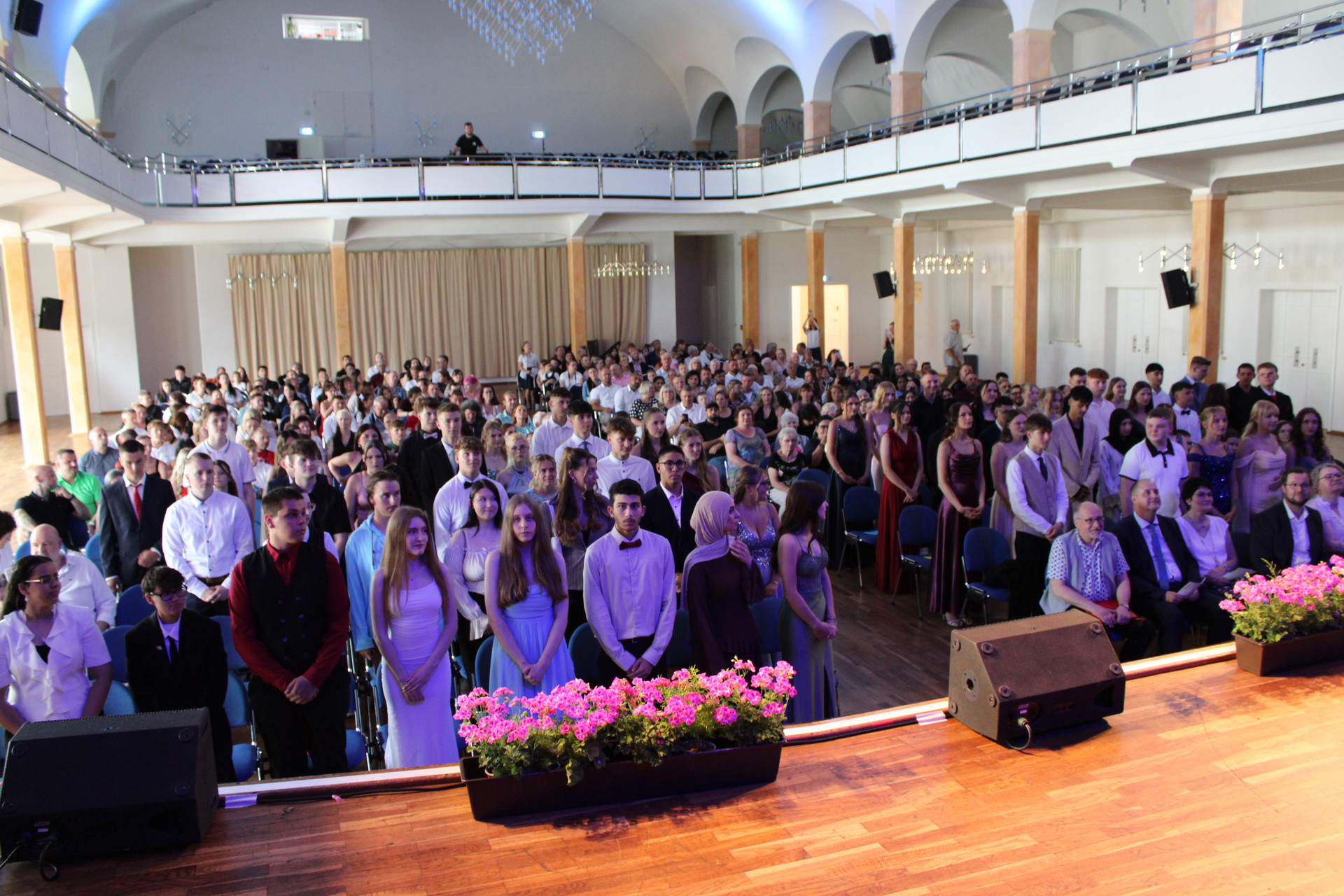 Abschlussschüler stehen nach dem Einmarsch im Saal in den ersten Reihen