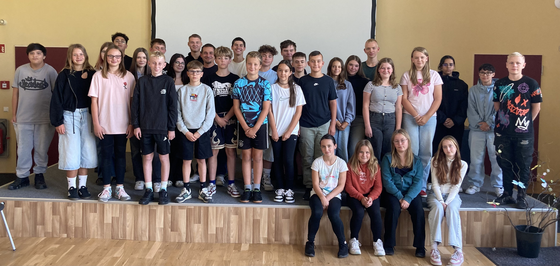 alle Schülersprecher der schule zum Gruppenbild aufgestellt