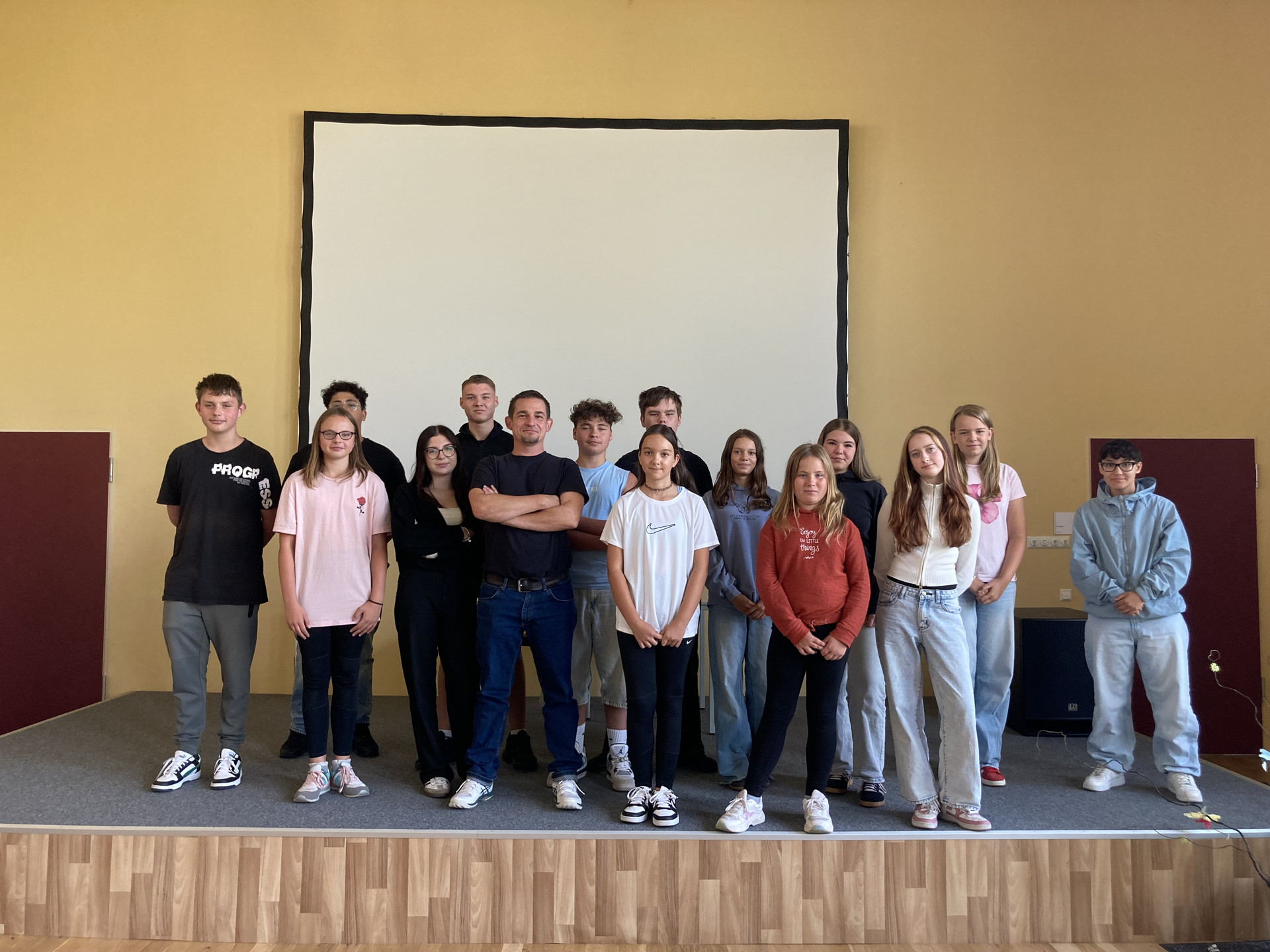 alle Klassensprecher zum Gruppenbild auf der Bühne postiert