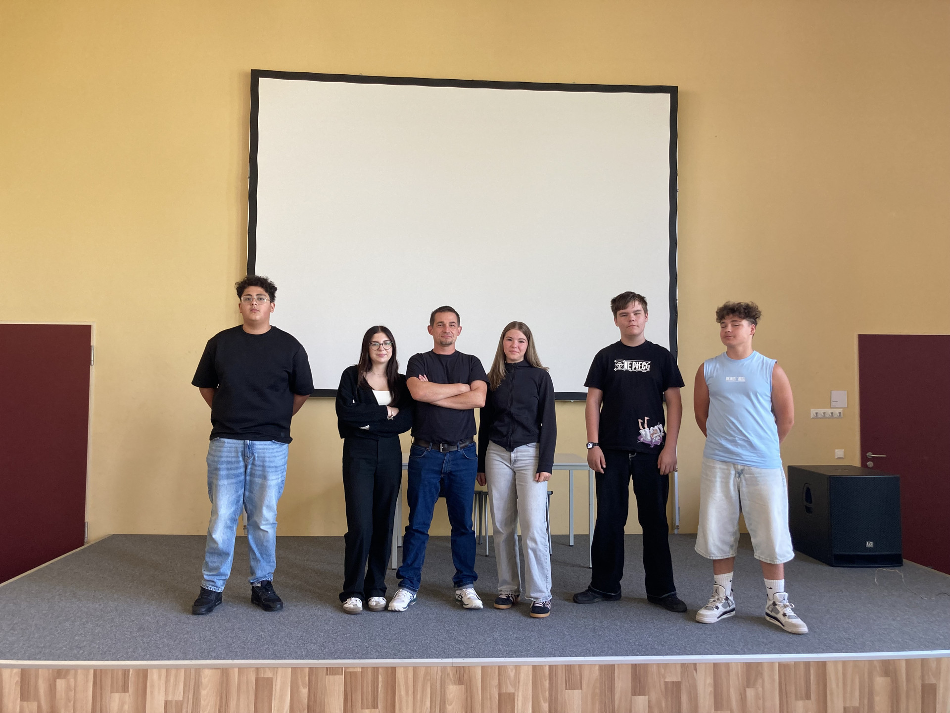 alle Schülervertreter der Schulkonferenz zum Gruppenbild auf der Bühne positioniert