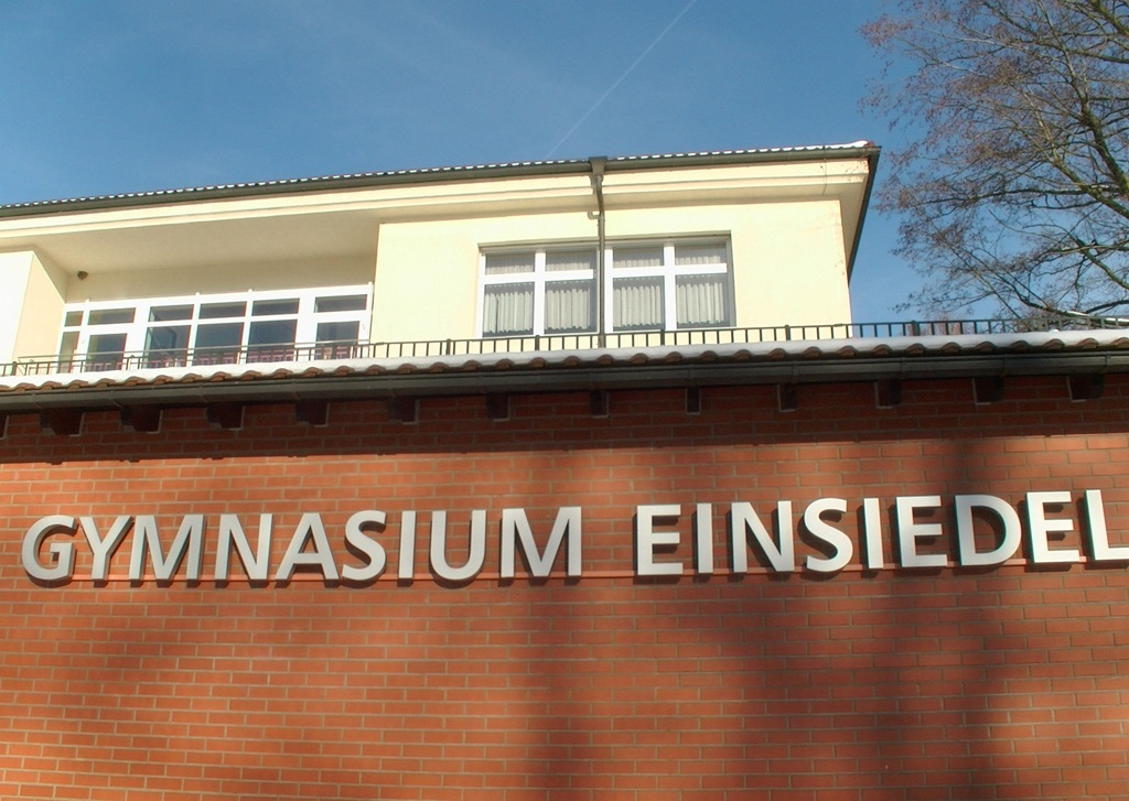 Foto des Schulgebäudes mit Schriftzug "Gymnasium Einsiedel"