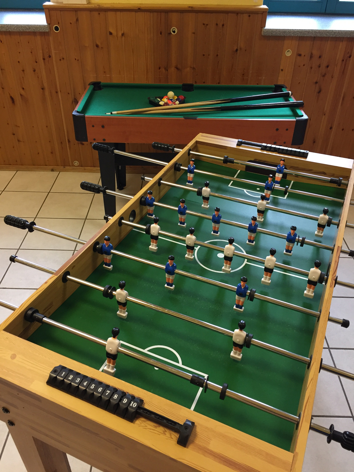 Tischkicker und Billardtisch im Schulclub