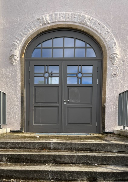 Historischer Haupteingang Korolenkostr.